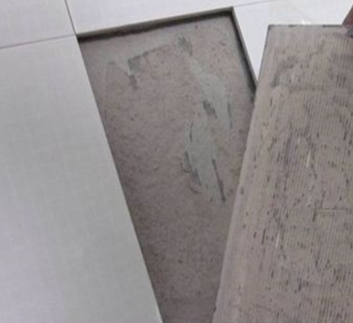 互助瓷砖空鼓维修公司分享瓷砖铺贴时如果打浆（即涂抹在瓷砖背面和基层上的砂浆或瓷砖胶）过少，会带来以下问题